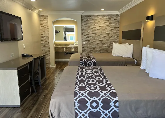 Walnut Inn & Suites West Covina