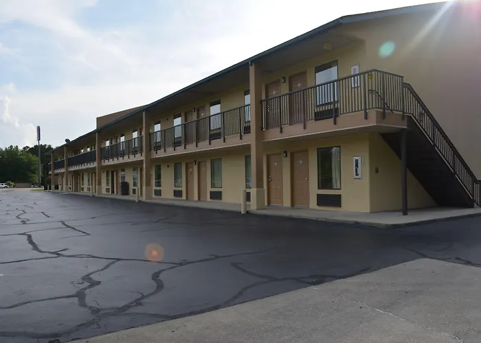 Deluxe Inn - Fayetteville I-95