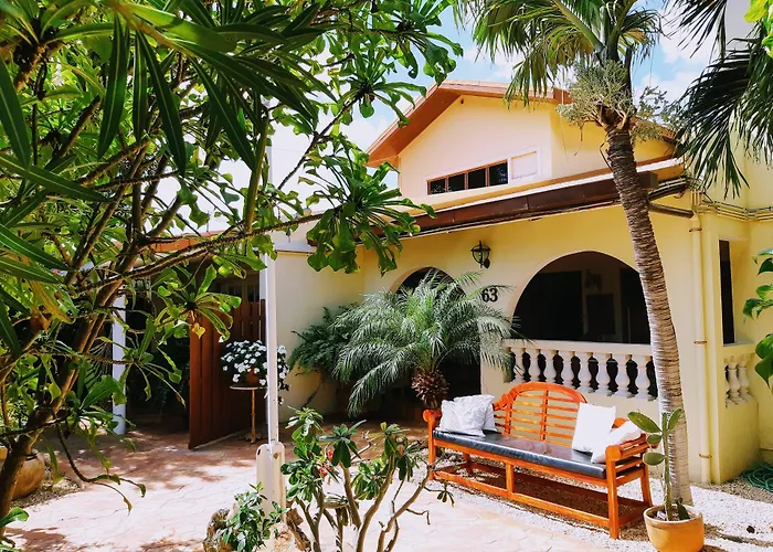 Malmok Hotels