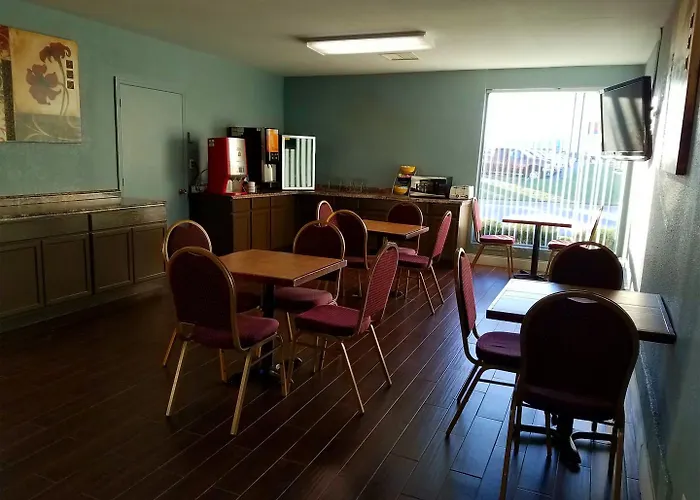 Blue Way Inn & Suites Wichita East