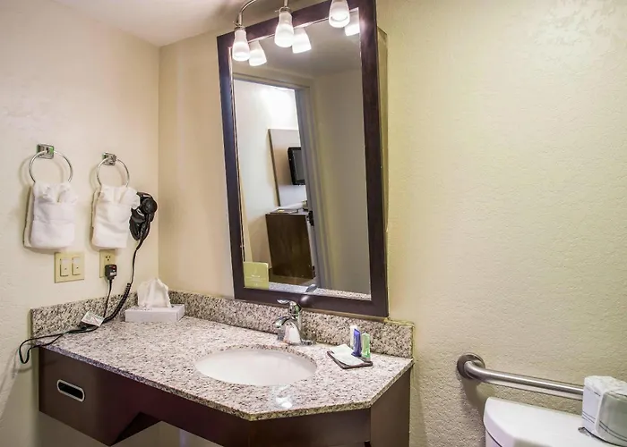 Quality Inn Kansas City International Airport