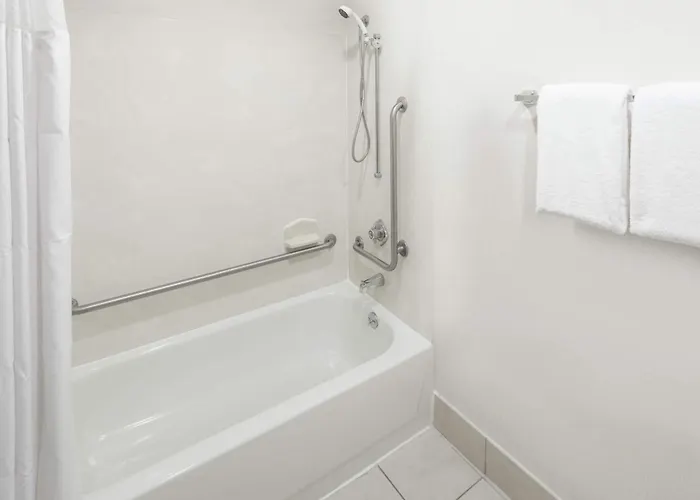 Wingate By Wyndham Shreveport Airport Hotel
