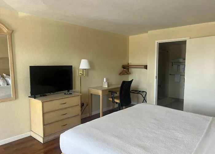 Hole Inn The Wall Hotel - Fort Walton Beach - Sunset Plaza - Nearby Beaches & Hurlburt