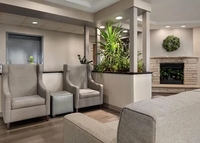Baymont By Wyndham Rockford Hotel