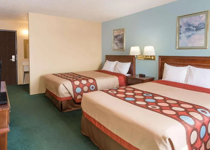 Super 8 By Wyndham Woodstock Hotel