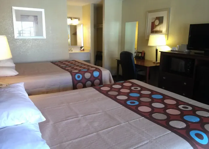 Super 8 By Wyndham Kerrville Tx