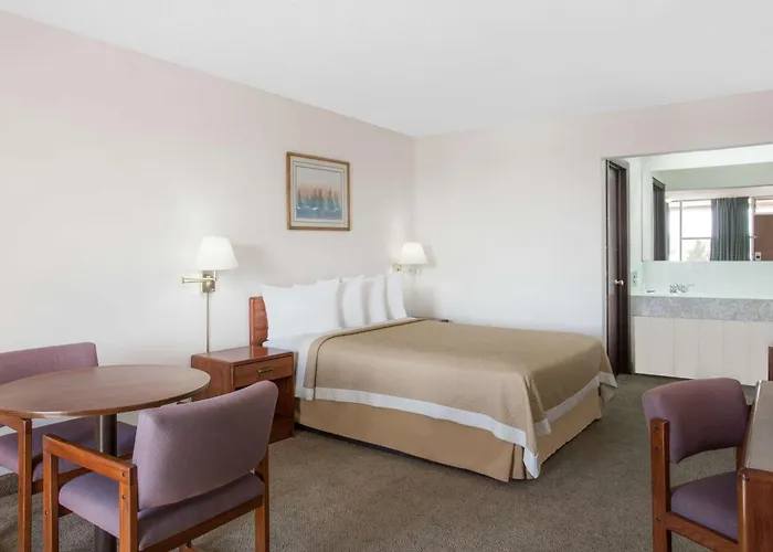 Baymont By Wyndham Rock Springs Hotel