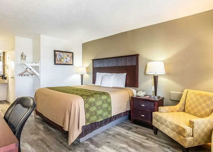 Econo Lodge Inn & Suites Macon North
