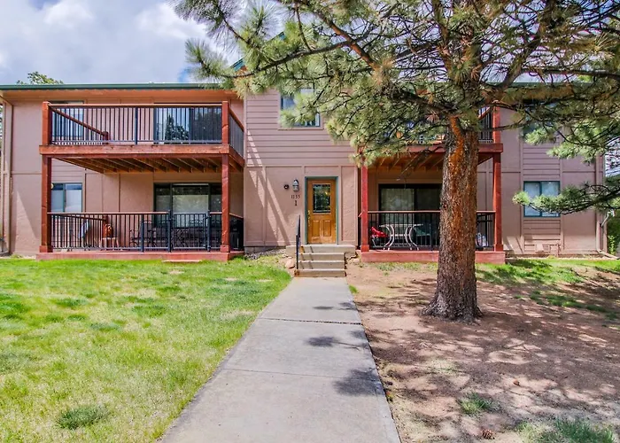 Conveniently Located Mountain Condo With Balcony, Wildlife Views, & Golf Course Estes Park